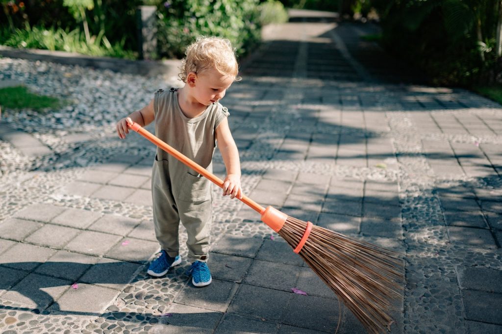 Gartenarbeit rückenschonend durch Werkzeuge mit Teleskopstiel