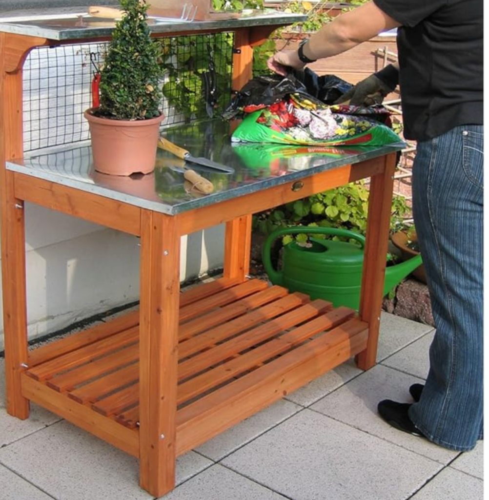 Gartenarbeit rückenschonend mit Arbeitstisch mit verzinkter Arbeitsplatte